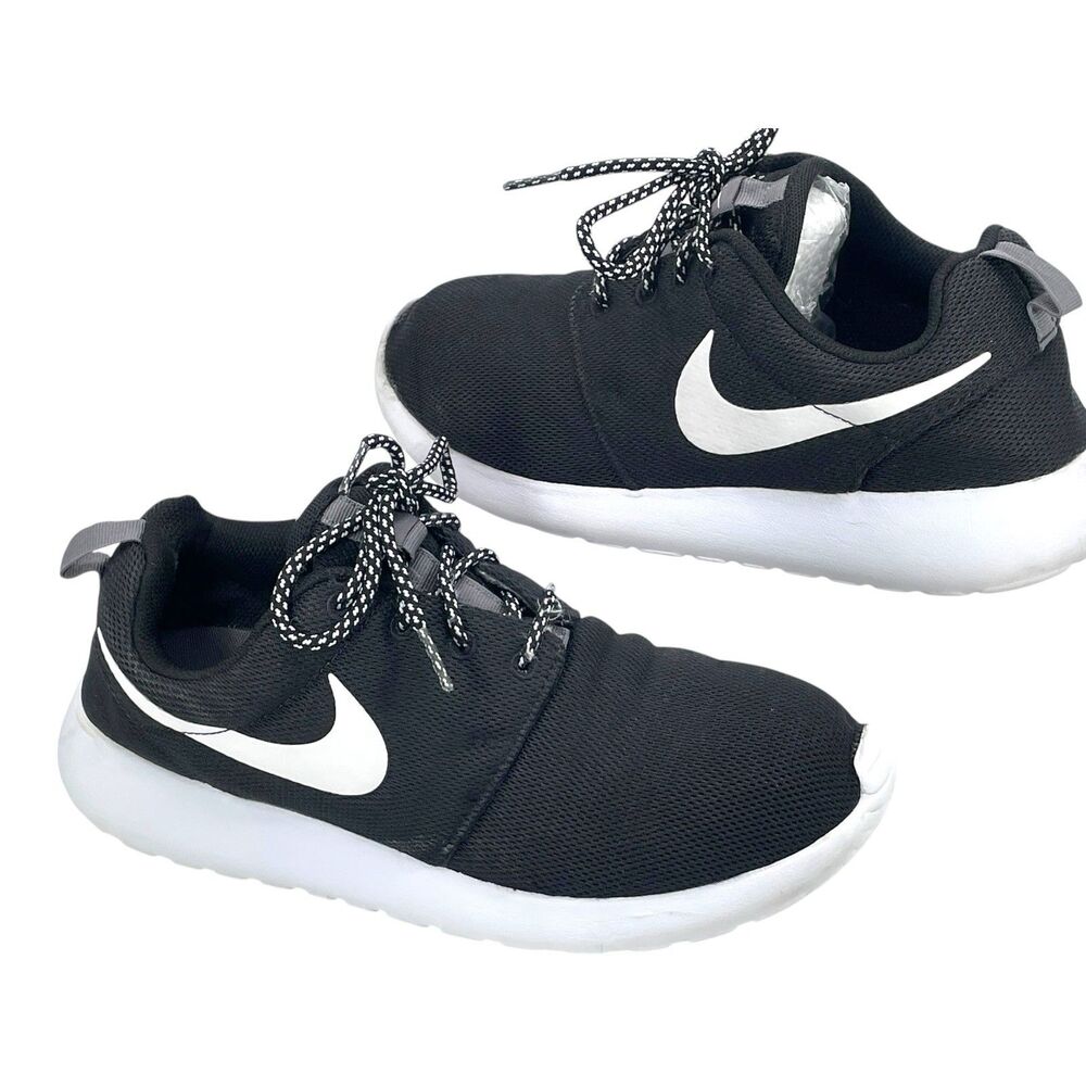 Nike Roshe One Black White Sneakers Women’s Size 8 Running Shoes 844994-002